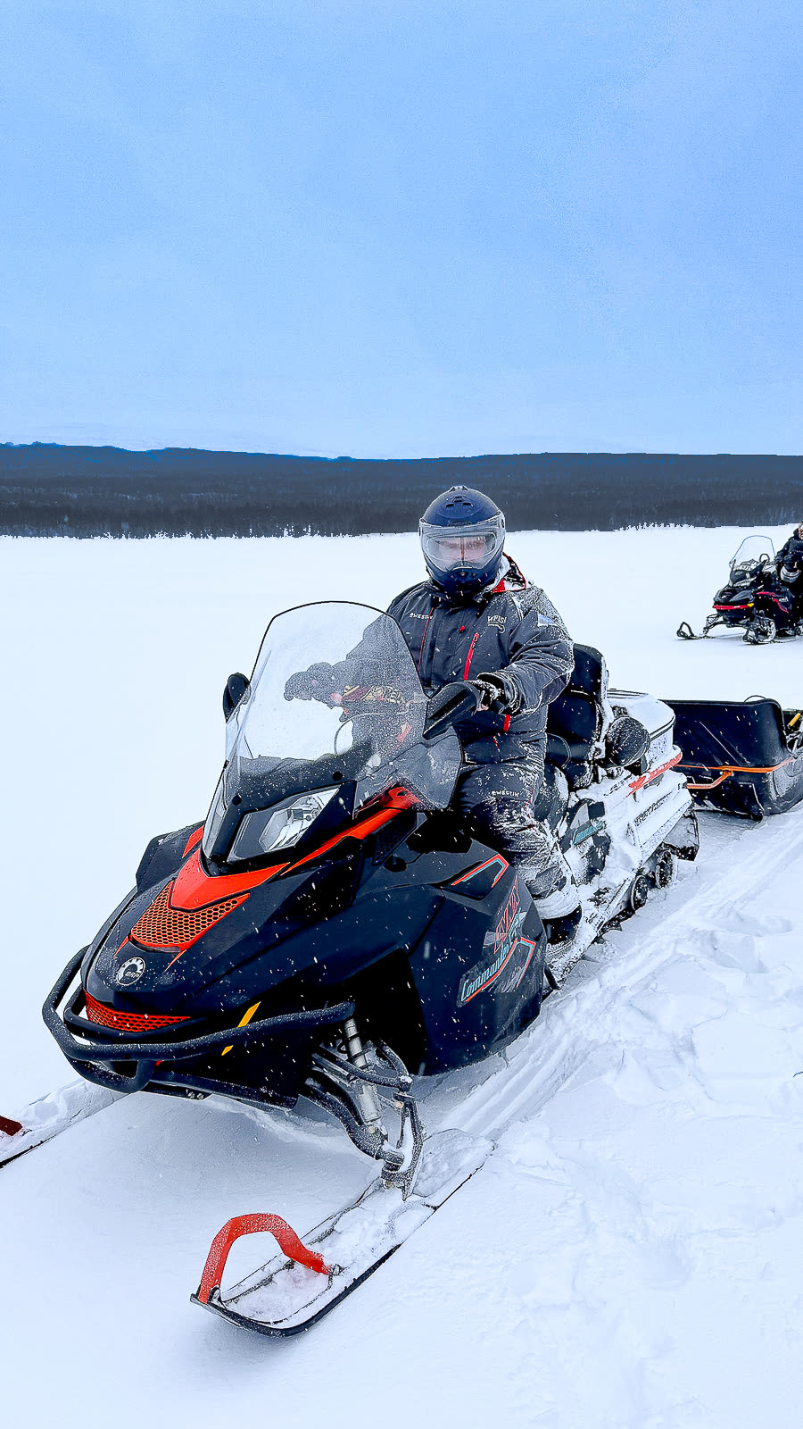 Mountain Arctic Char Expedition - skotrar på en frusen fjällsjö
